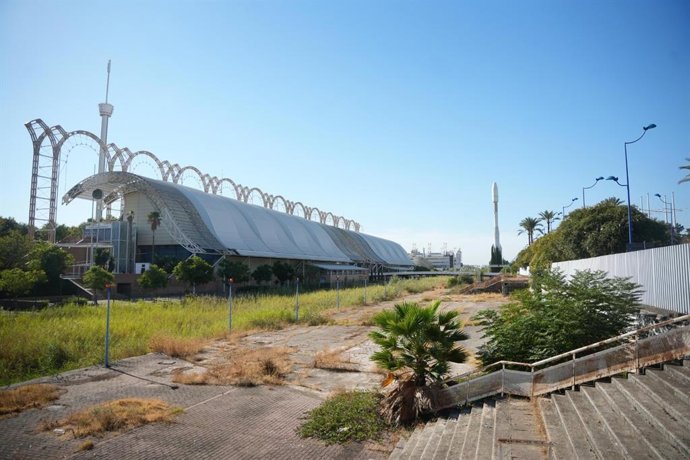 Archivo - Canal de la Expo 92 y bancada adyacente, en la isla de la Cartuja, con el antiguo Pabellón de la Energía y la réplica del cohete Ariane al fondo, en una imagen de archivo