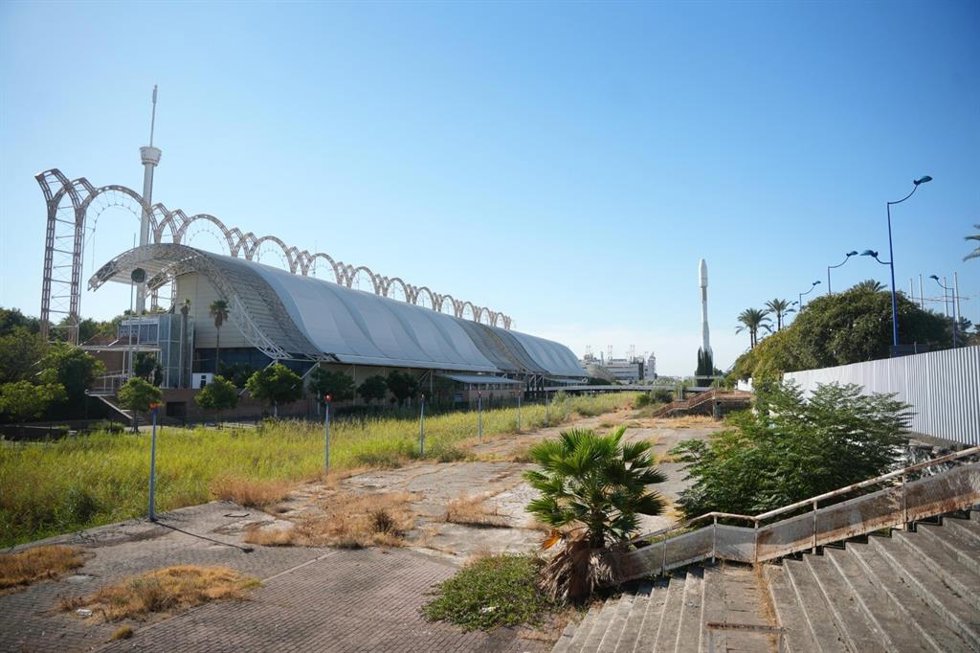 Archivo - Canal de la Expo 92 y bancada adyacente, en la isla de la Cartuja, con el antiguo Pabellón de la Energía y la réplica del cohete Ariane al fondo, en una imagen de archivo