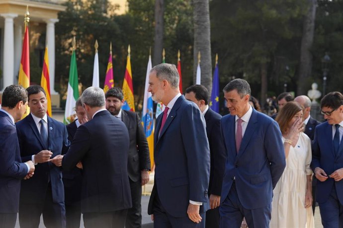 Archivo - El Rey Felipe VI (i) y el presidente del Gobierno, Pedro Sánchez, llega a la XXVIII Conferencia de Presidentes, en Palau de Pedralbes de Barcelona, a 6 de junio de 2025, en Barcelona, Catalunya (España).