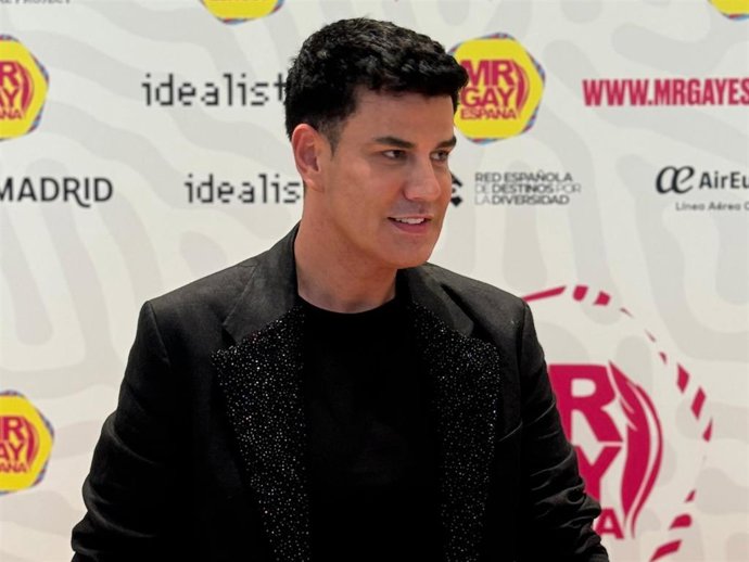 Alejandro de Miguel posando en el photocall de Mr Gay España