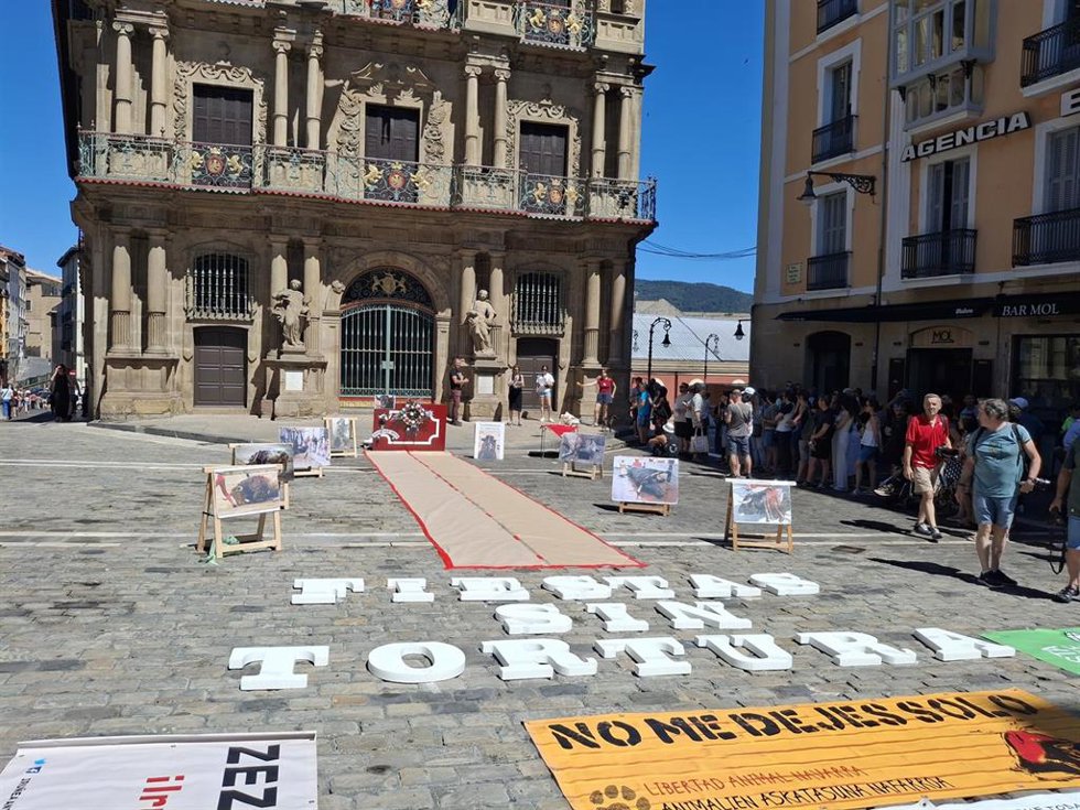 Protesta de Libertad Animal Navarra para reclamar la abolición de la tauromaquia.