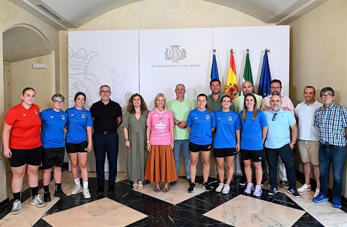 La alcaldesa de Jerez, María José García-Pelayo, en la recepción a jugadoras y cuerpo técnico del CD Guadalcacín Fútbol Sala Femenino.