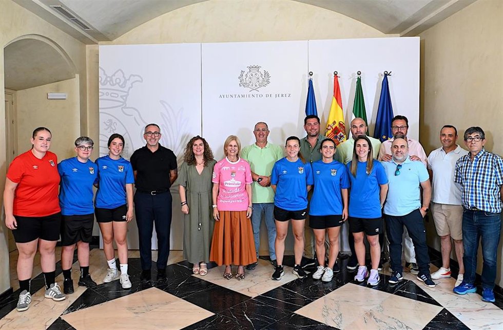 La alcaldesa de Jerez, María José García-Pelayo, en la recepción a jugadoras y cuerpo técnico del CD Guadalcacín Fútbol Sala Femenino.