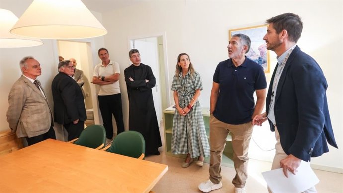 El conseller de Empresa y Trabajo de la Generalitat, Miquel Sàmper, en su visita a los apartamentos Cel·les Abat Marcet, en Montserrat (Barcelona)