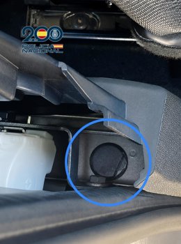 Detalle del dispositivo de geolocalización camuflado en el vehículo de una mujer que había sido instalado por su exmarido en Zaragoza.