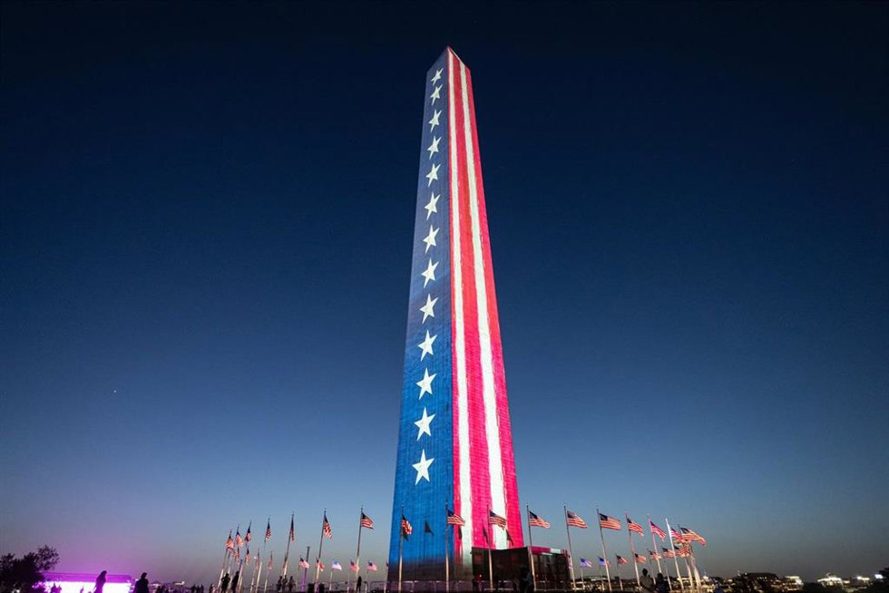 El Monumento a Washington, decorado con luces para la celebración del 250º aniversario de la Declaración de Independencia