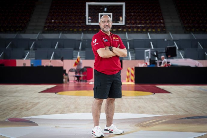 Chus Mateo, técnico da seleção espanhola, concede entrevista à Europa Press antes da partida das eliminatórias da Copa do Mundo de Basquete de 2027 contra a Dinamarca, na Caja Mágica, em 1º de julho de 2026, em Madri, Espanha.