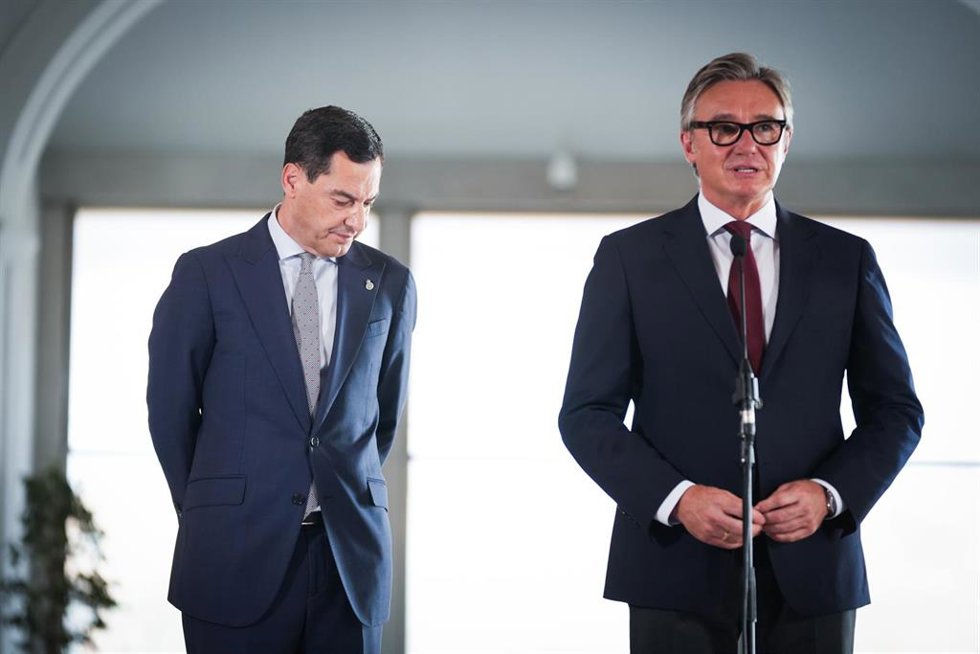 El portavoz del grupo parlamentario Vox en Andalucía, Manuel Gavira (d), junto al presidente en funciones de la Junta y candidato del PP-A a la reelección, Juanma Moreno (i).