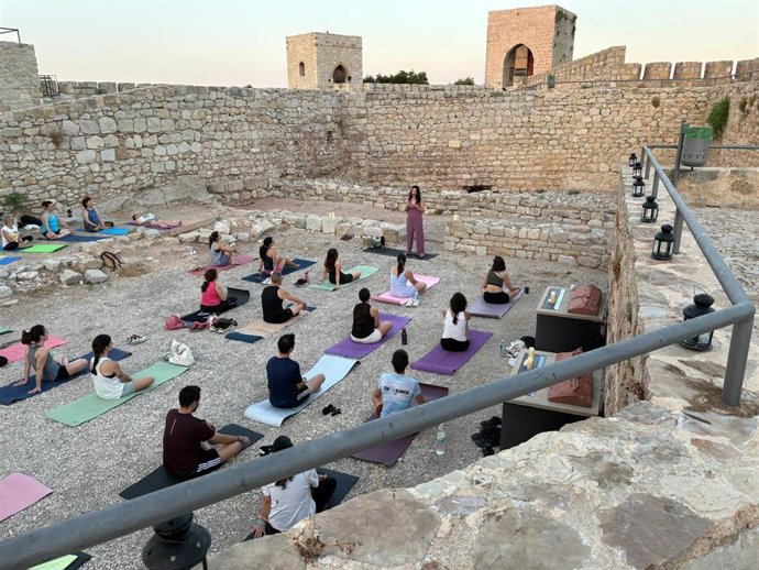 La actividad de yoga 'Respira la Noche' celebrada en el Castillo de Santa Catalina de Jaén.