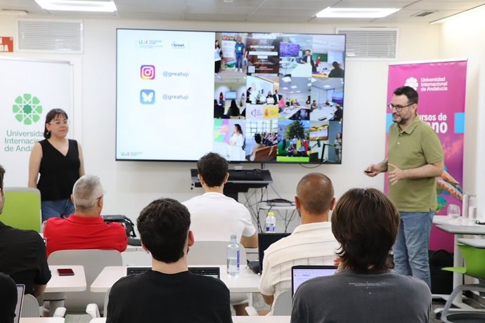 Anna Sánchez y Francesc Marc Esteve, de la Universitat Jaume I y ponentes del encuentro 'TecnologIA educativa: tendencias e innovaciones para la formación' de la UNIA en la Sede Tecnológica de Málaga.