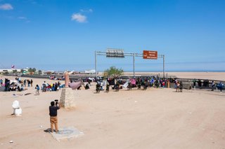 Cientos de migrantes Venezolanos, Colombianos y Haytianos se encuentran varados en la frontera de Chile y Perú, esperando ingresar al Perú. Las autoridades del vecino país, indican que las personas no cuentan con la documentación correspondiente. Fotos
