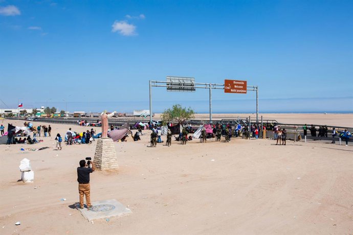 Cientos de migrantes Venezolanos, Colombianos y Haytianos se encuentran varados en la frontera de Chile y Perú, esperando ingresar al Perú. Las autoridades del vecino país, indican que las personas no cuentan con la documentación correspondiente. Fotos