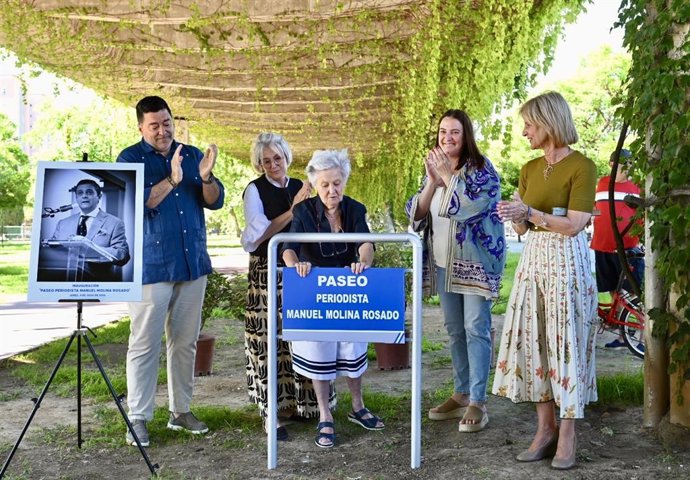 La alcaldesa de Jerez de la Frontera (Cádiz), María José García-Pelayo, en la inauguración del paseo Periodista Manuel Molina Rosado.