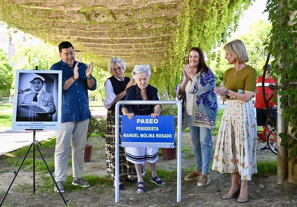 La alcaldesa de Jerez de la Frontera (Cádiz), María José García-Pelayo, en la inauguración del paseo Periodista Manuel Molina Rosado.