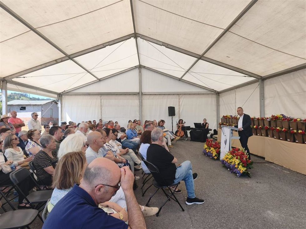 Acto de entrega de los restos mortales de las 61 víctimas halladas en la exhumación de la fosa común de El Rellán, celebrado en el cementerio de Grado.