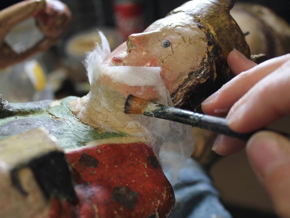 Proceso de restauración de la talla de la Virgen procedente de la ermita del Llano de Agüero.