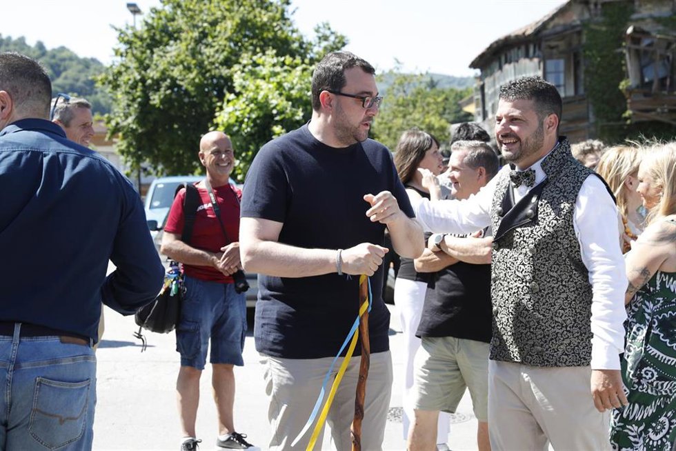 El presidente del Principado, Adrián Barbón, y el alcalde de Bimenes, Aitor García, este sábado durante la XXX Fiesta de la Oficialidá de la Llingua Asturiana.