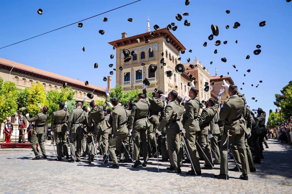 Gorras al aire en plena celebración en el acto presidido por el Jefe de Estado Mayor del Ejército de Tierra, Amador Enseñat y Barea, en el que los nuevos oficiales del Ejército de Tierra y de la Guardia Civil han recibido sus Reales Despachos.
