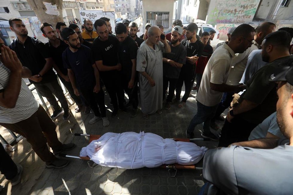 Traslado de un cadáver a un hospital de la Franja de Gaza