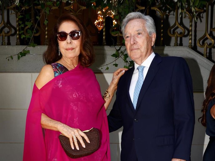Iñaki Gabilondo y su mujer, Lola Carretero asisten a la boda de María Gabilondo