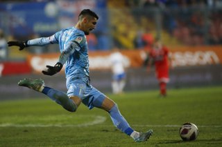 Futbol, Universidad Catolica vs Union La Calera. Fecha 15, campeonato Nacional 2023. El jugador de Universidad Catolica Matias Dituro, juega el balon contra Union La Calera durante el partido de primera division disputado en el estadio Santa