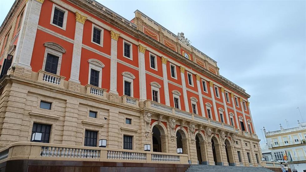 Archivo - Fachada exterior del Ayuntamiento de San Fernando (Cádiz)