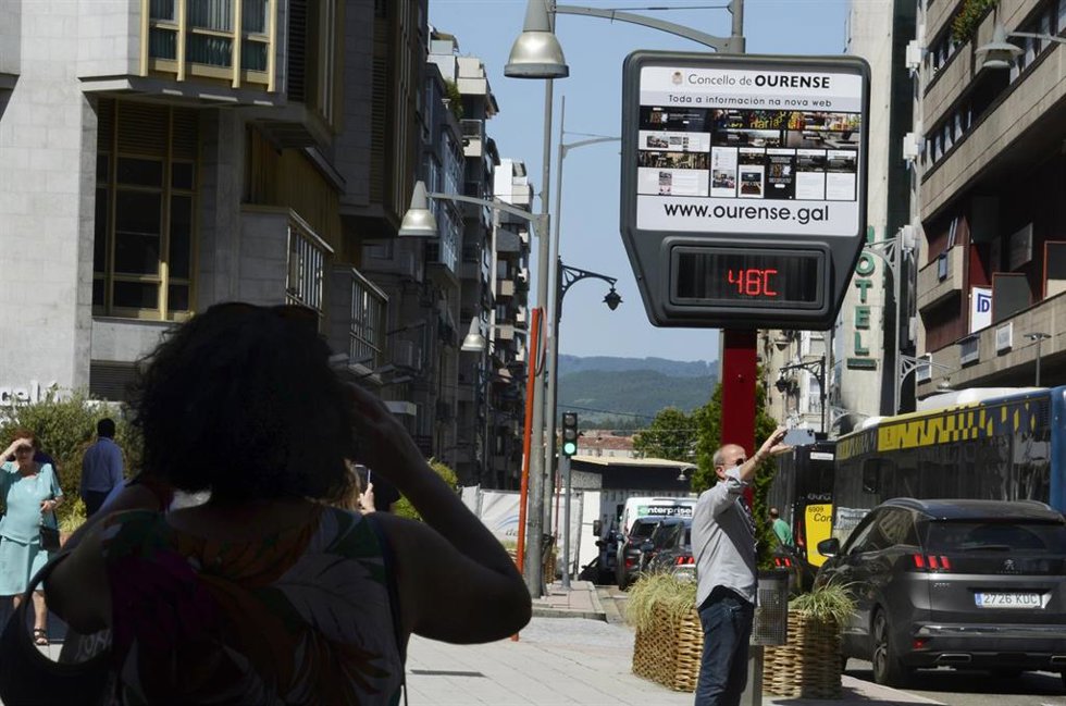 Archivo - Termómetro en el parque de San Lázaro, a 8 de agosto de 2023, en Ourense