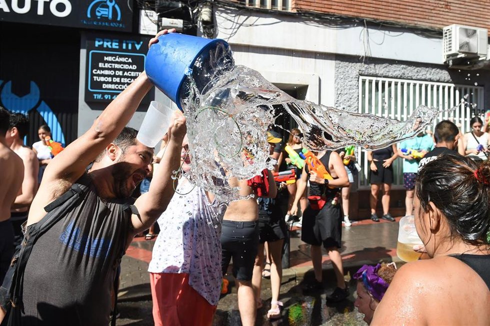 Archivo - Varias personas durante la celebración de la Batalla Naval de Vallecas, a 20 de julio de 2025, en Madrid (España).
