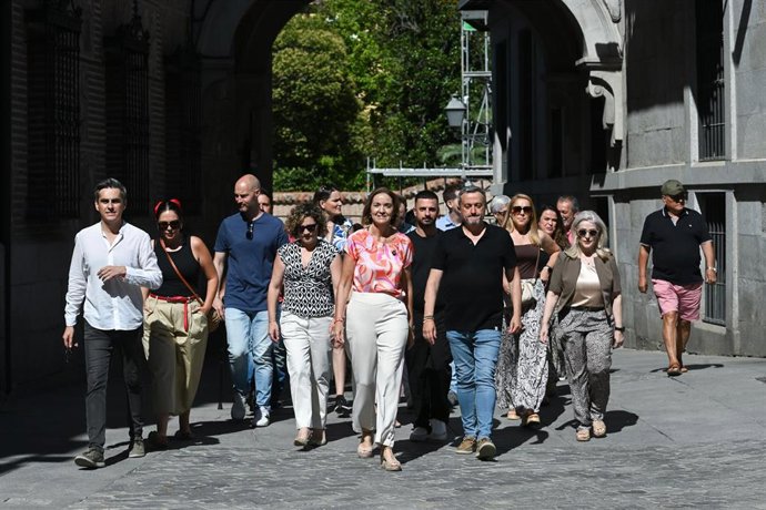 La portavoz del PSOE en el Ayuntamiento de Madrid, Reyes Maroto (c), atiende a los medios durante la presentación de su candidatura a las primarias del PSOE para la Alcaldía de Madrid, a 3 de julio de 2026, en Madrid (España).