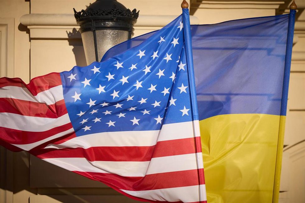 Archivo - Banderas de Estados Unidos y de Ucrania (archivo)