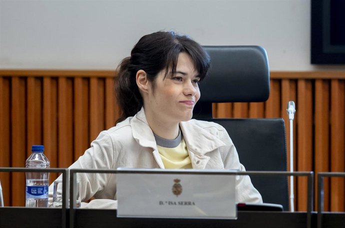 Archivo - La eurodiputada y portavoz de Podemos, Isa Serra (i), en imagen de archivo. 