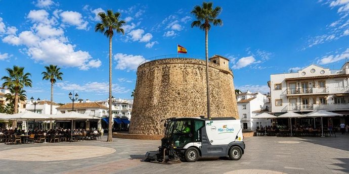 El Ayuntamiento de Mijas (Málaga) despliega un refuerzo especial de limpieza que incrementa un 20% los efectivos durante el verano.