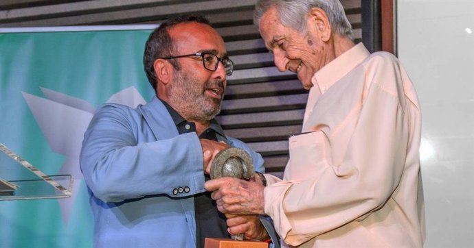 Archivo - El periodista Enrique Baltar (dcha) recoge el Premio Fernando Garcia Morales 2024 de manos del presidente de la Diputación de Cáceres, Miguel Ángel Morales.