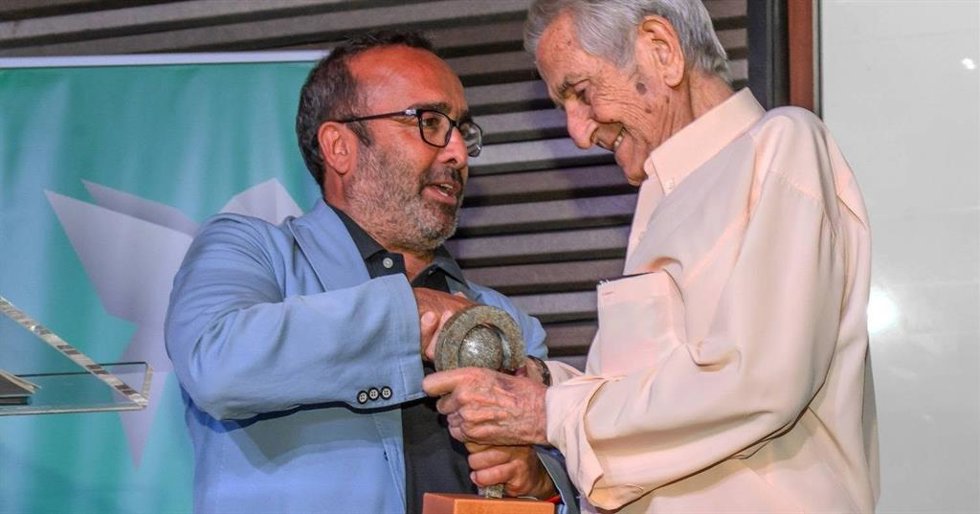 Archivo - El periodista Enrique Baltar (dcha) recoge el Premio Fernando Garcia Morales 2024 de manos del presidente de la Diputación de Cáceres, Miguel Ángel Morales.
