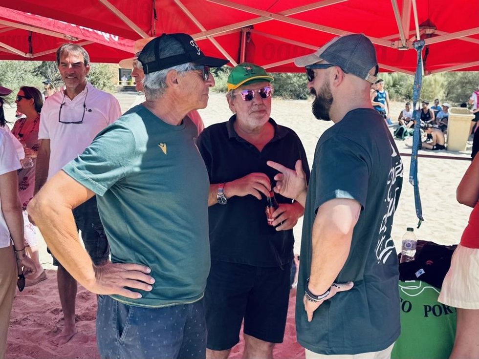 El alcalde de El Puerto de Santa María (Cádiz), Germán Beardo, acompañado por el concejal de Deportes y Juventud, José Ignacio González Nieto, y el teniente de alcalde de Comercio y Hostelería, David Calleja, en III Torneo de Rugby Playa Bucalclinic.