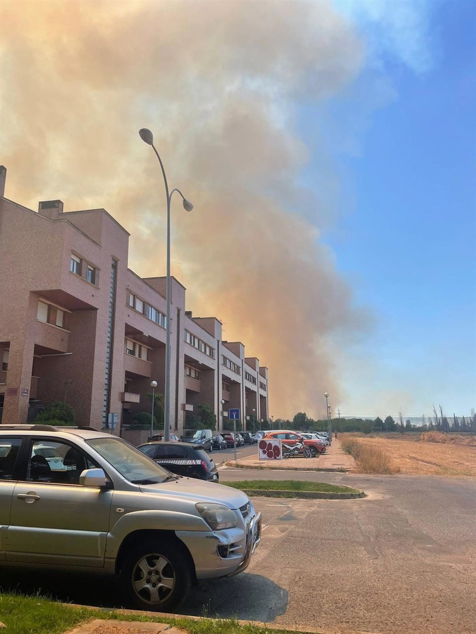 Policía Nacional participa en la extinción del incendio del entorno de Toyo Ito, en Logroño