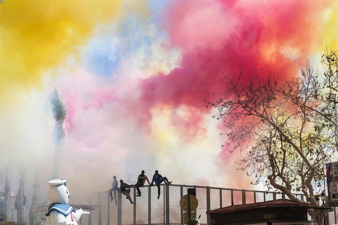 Archivo - Humo de colores durante la XV mascletà de las Fallas 2024, a cargo de la pirotecnia Vulcano de Turís. 