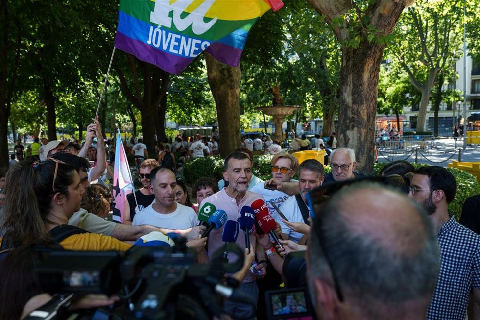 El coordinador federal de Izquierda Unida, Antonio Maíllo, ofrece declaraciones a la prensa, antes de la manifestación estatal del Orgullo LGTBI+ 2026, a 4 de julio de 2026, en Madrid (España). 