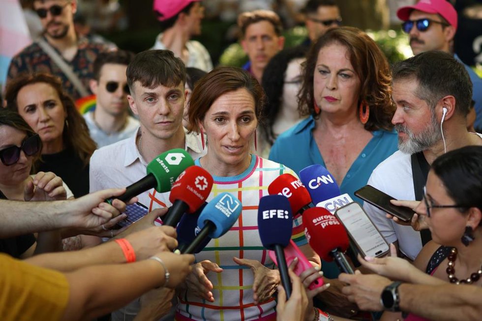 La portavoz de Más Madrid y ministra de Sanidad, Mónica García, ofrece declaraciones a la prensa, antes de la manifestación estatal del Orgullo LGTBI+ 2026, a 4 de julio de 2026, en Madrid (España).