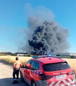 Columna de humo del incendio en una empresa de gestión de residuos en Cintruénigo.