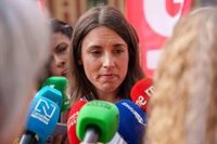 Podemos acusa a PP y Vox de "poner la bandera LGTBI en las papeleras": "Quieren retroceder en derechos"