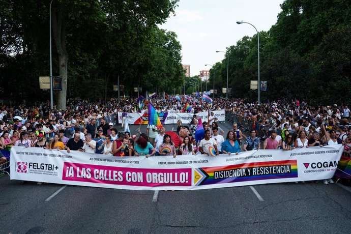 Cabecera y pancarta principal de la manifestación estatal del Orgullo LGTBI+ 2026, a 4 de julio de 2026, en Madrid (España). La manifestación estatal del Orgullo 2026, bajo el lema “¡A las calles con orgullo! Disidencia y resistencia”, exige un Pacto de E