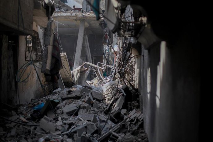 Archivo - Ataques aéreos israelíes en un campo de refugiados en la ciudad palestina de Gaza (archivo)