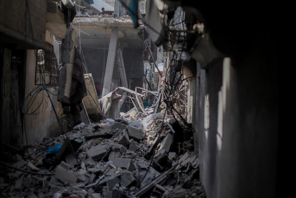 Archivo - Ataques aéreos israelíes en un campo de refugiados en la ciudad palestina de Gaza (archivo)