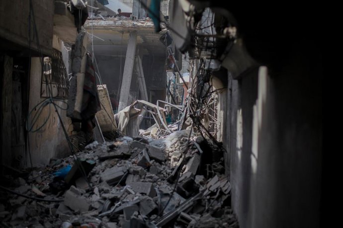 Archivo - May 9, 2026, Palestine, Gaza: (INT) Palestinians Inspect Damage After Air Strikes in Al-Shati Refugee Camp. May 9, 2026, Gaza, Palestine: Palestinians inspect damage inside Al-Shati refugee camp (Beach Camp) following Israeli air strikes carried