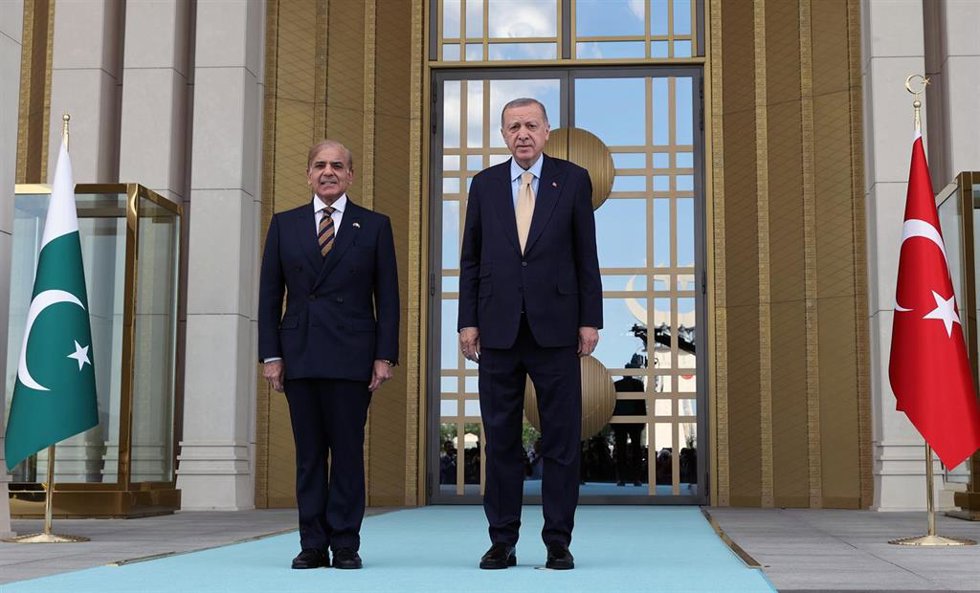 Archivo - El primer ministro de Pakistán, Shehbaz Sharif (izquierda) y el presidente turco, Recep Tayipp Erdogan (derecha)
