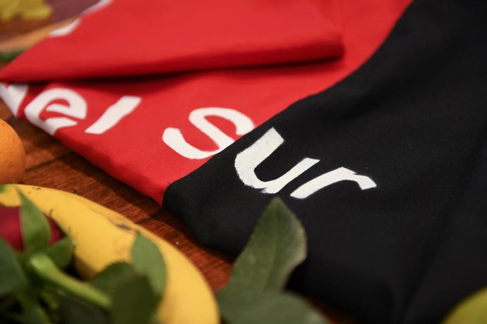 Archivo - Se coloca una bandera del frente Comuneros del Sur del ELN durante un acto entre miembros del frente Comuneros del Sur del ELN (Ejército de Liberación Nacional) y el Gobierno colombiano, en Pasto (Colombia), el 19 de julio de 2024.