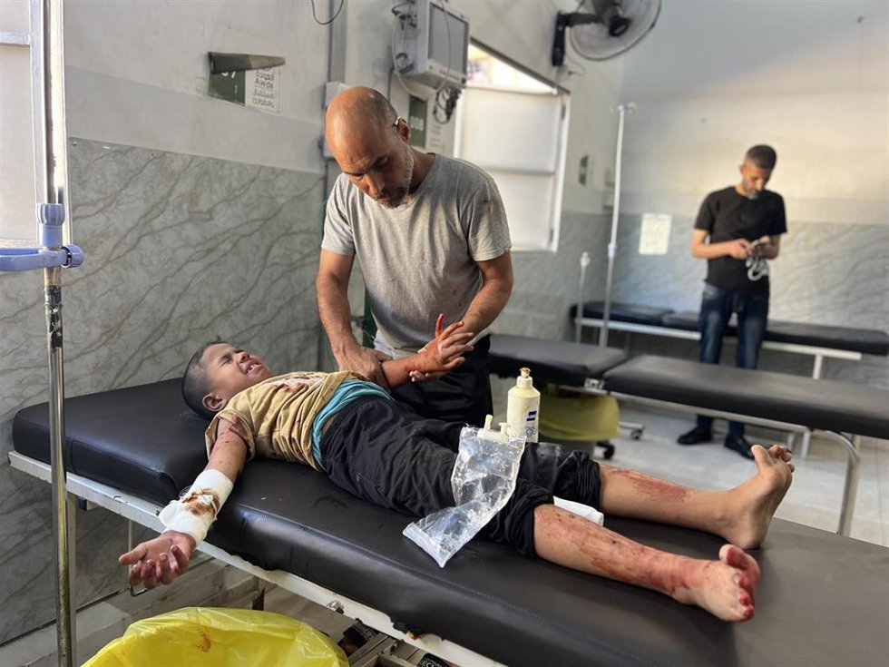 Archivo - Los palestinos heridos reciben atención médica en el hospital Al-Awda, situado en el campo de refugiados de Nuseirat, en la zona central de la Franja de Gaza 