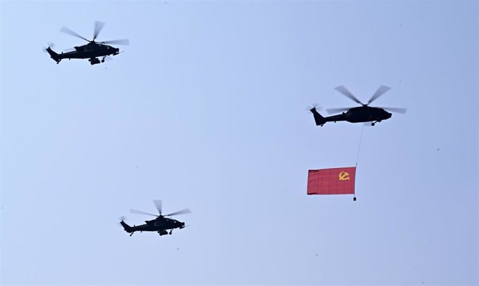 Archivo - Una formación de guardia de la bandera participa en un desfile militar en Pekín, capital de China, el 3 de septiembre de 2025