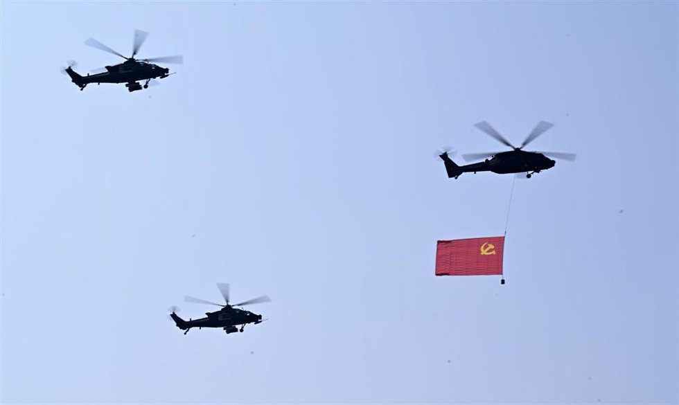 Archivo - Una formación de guardia de la bandera participa en un desfile militar en Pekín, capital de China, el 3 de septiembre de 2025